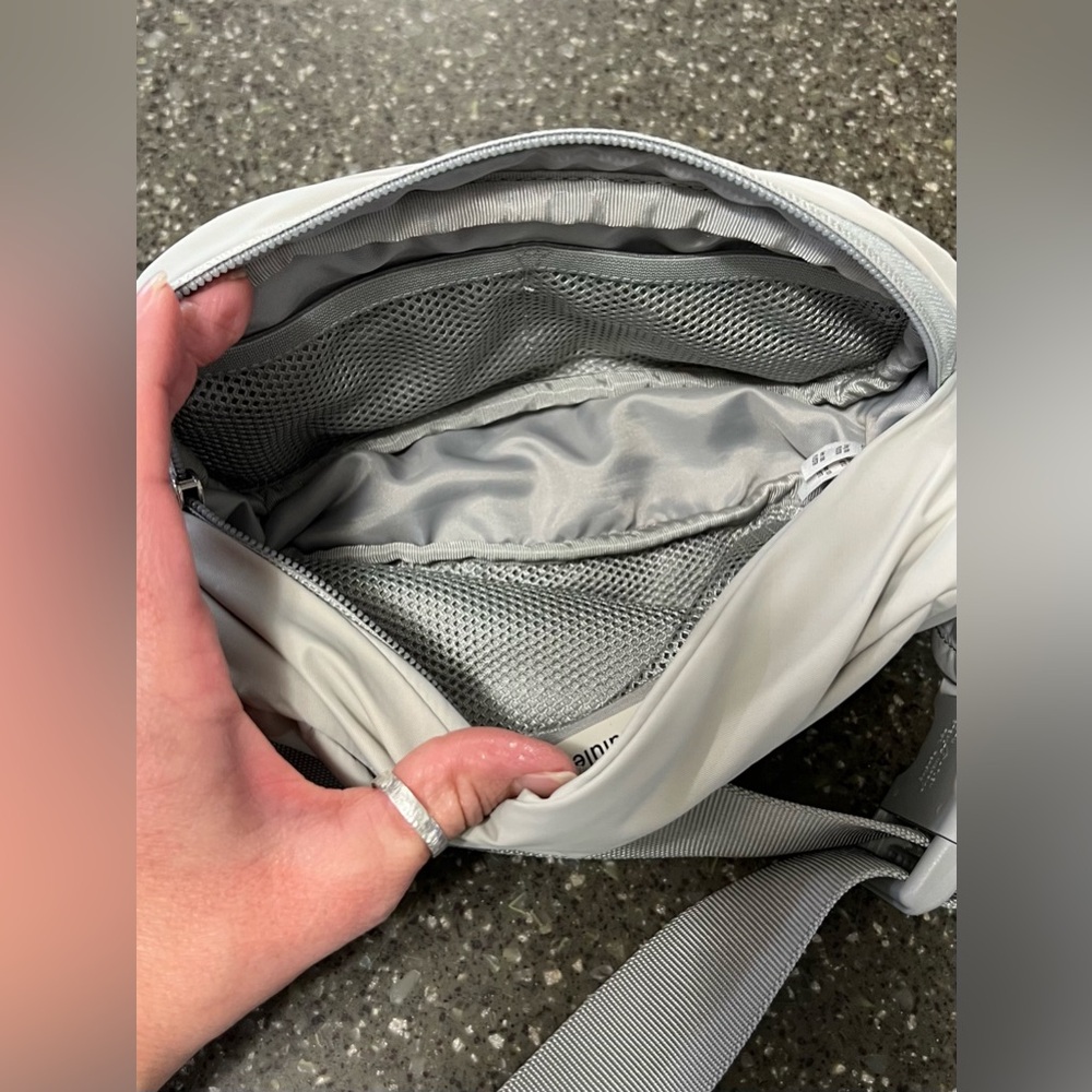 Lululemon Wunderlust Belt Bag Seal Travel Crossbody Gym Workout Office School - Picture 10 of 15